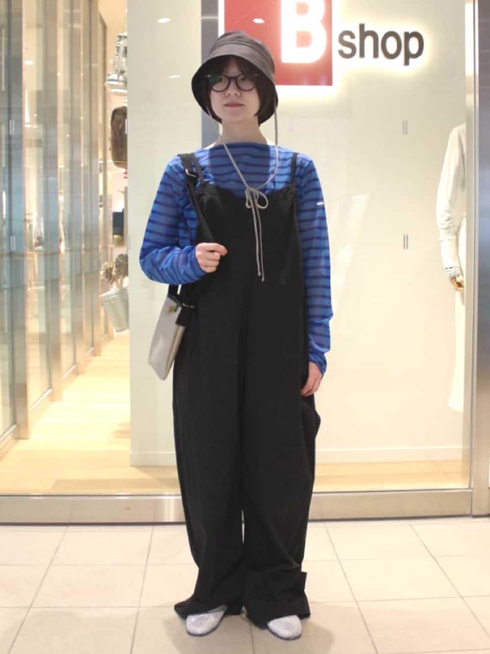 「シアートップス、ボーダートップス、ボーダーTシャツ、オールインワン、オールインワンコーデ、春コーデ、春夏コーデ、春服、ジェリーサンダル、ミニバッグ、ミニバッグコーデ、orcival、BRADY」｜「MEYAMEのMEYAME | ギャザー オールインワン WOMEN（つなぎ/オールインワン、ブラック系）」を使った、Bshopスタッフさん（レディース・153cm）の春コーディネートの1枚目の写真