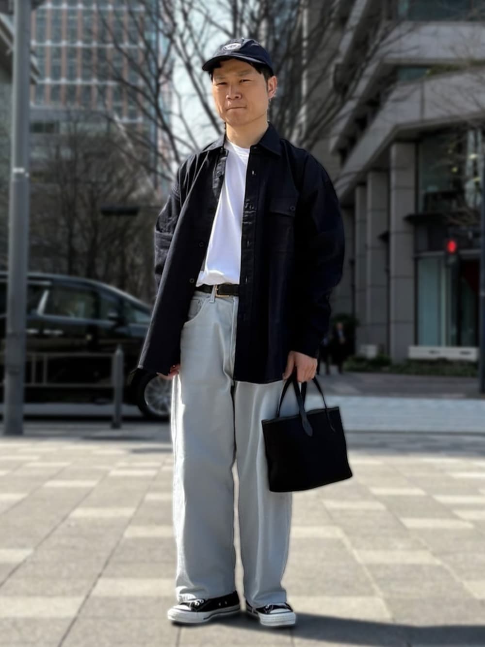 「春コーデ、春、春夏コーデ、キャップ、キャップコーデ、トートバッグ、BRADY、デニム、デニムパンツ、シャツスタイル、シャツコーデ、orcival」｜「BROOKS BROTHERSのBrooks Brothers |〈別注〉ベースボールキャップ NAVY（キャップ、ブルー系）」を使った、Bshopスタッフさん（メンズ・163cm）の春コーディネートの1枚目の写真