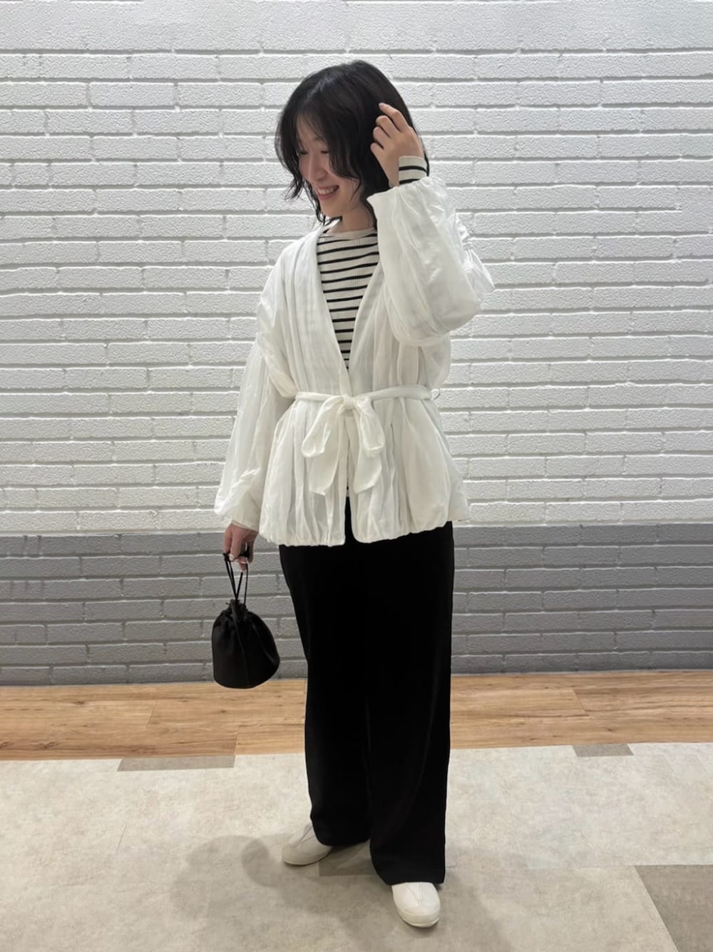「春コーデ、春夏コーデ、春アウター、春服、enrica、イージーパンツ、orcival、ボーダー、ボーダートップス、ボーダーTシャツ」｜「ORCIVALのORCIVAL | リブ ボートネック長袖カットソー WOMEN（ニット/セーター、ブルー系）」を使った、Bshopスタッフさん（レディース・161cm）の春コーディネートの1枚目の写真