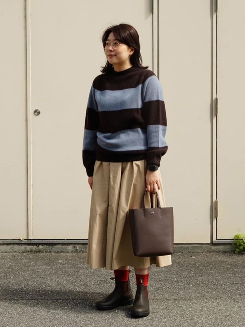 その他のニット/セーター、イエロー系のスカート、ブラウン系のブーツを着用したレディースの秋コーディネートの1枚目の写真