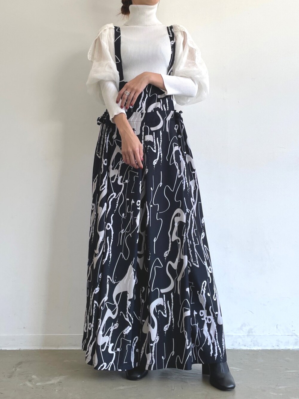 「秋コーデ、オトナカジュアル、秋服、ゆるコーデ、オトナ女子、パンツスタイル、リラックススタイル、サロペット、ワイドシルエット、タートルネック、リブニット、ボリューム袖、パフスリーブ、ラベルエチュード、la belle etude」｜「LA BELLE ETUDEのVintage調チュールレースタートル（ニット/セーター、ホワイト系）」を使った、LA BELLE ETUDEさん（レディース・164cm）の秋コーディネートの1枚目の写真