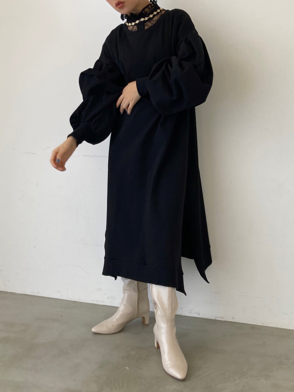 「低身長、リラックススタイル、レイヤードスタイル、スウェットワンピース、ボリューム袖、大人かわいい、ブラック、レースブラウス、ロングブーツ、低身長コーデ、スタンドカラー、ワンピース、ラベルエチュード、la belle etude」｜「LA BELLE ETUDEのボリューム袖リラックススウェットワンピース（ワンピース、ブラック系）」を使った、LA BELLE ETUDEさん（レディース・152cm）の冬コーディネートの1枚目の写真