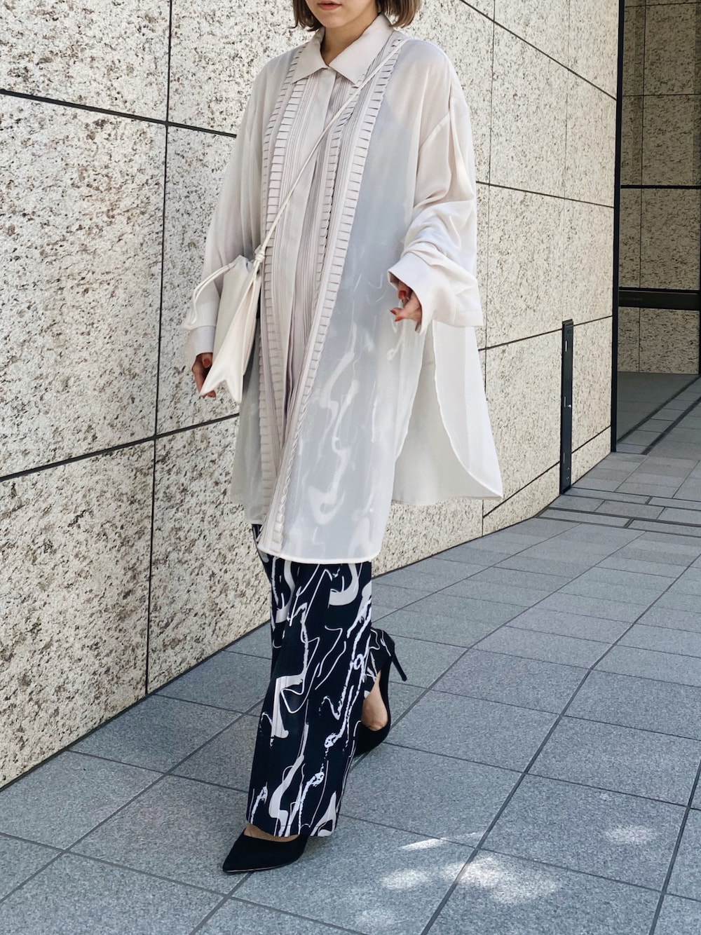 「オトナカジュアル、秋コーデ、ゆるコーデ、ベージュ、パンツスタイル、オトナ女子、オーバーサイズ、シアーシャツ、ピンタック、透け感、低身長、低身長コーデ、ラベルエチュード、la belle etude、柄パンツ」｜「LA BELLE ETUDEのオリジナルニュアンス柄Gパンツ（スラックス、ブルー系）」を使った、LA BELLE ETUDEさん（レディース・155cm）の秋コーディネートの1枚目の写真