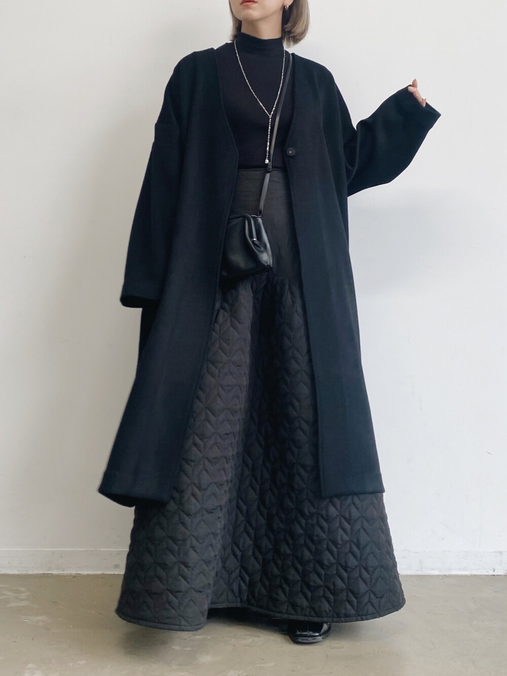 「コクーンコート、ノーカラーコート、ロングコート、リラックススタイル、オーバーサイズ、ブラックコーデ、キルティングスカート、キルティング、ワントーンコーデ、シンプルコーデ、大人かわいい、ハイネック、ラリエット、低身長、低身長コーデ」｜「LA BELLE ETUDEのオリジナルキルティング切替フレアスカート（スカート、ブラック系）」を使った、LA BELLE ETUDEさん（レディース・155cm）の秋コーディネートの1枚目の写真