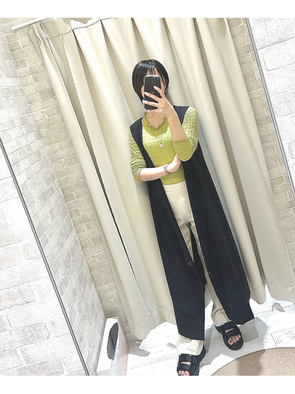 「秋コーデ、キレイめ、パンツコーデ、初秋コーデ、ジレ、ロングジレ、ショートヘア、ブラックコーデ、カラー×コーデ、アパレルスタッフ、アパレル店員、アパレル」｜「clearのストレッチピンタックカラーフレアパンツ（スラックス、ホワイト系）」を使った、りなてぃさん（レディース・158cm）の秋コーディネートの1枚目の写真