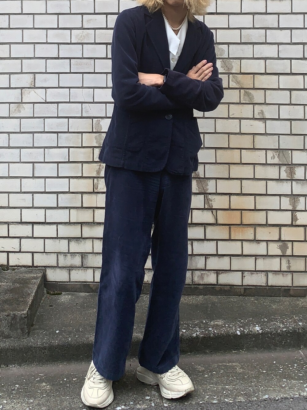 「ラブアンドピース2021、シンプル、秋服準備はじめました、大人カジュアル、カジュアルコーデ、スニーカーコーデ、シンプルスタイル、お洒落さんとつながりたい、ファッションの力を信じよう、低身長コーデ、いいね、save、フォローお願いします🤑、テーラードジャケット、ストリートコーデ、黒、カラーパンツ」｜「GUCCIのGucci - Rhyton ロゴスニーカー - men - カーフレザー/rubber - 9（スニーカー、ホワイト系）」を使った、sbさん（メンズ・166cm）の秋コーディネートの1枚目の写真