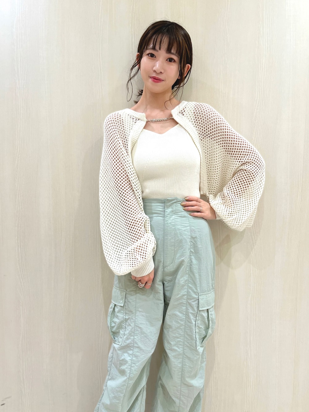 カーゴパンツ（グリーン系）を使った「ミントグリーン」の人気