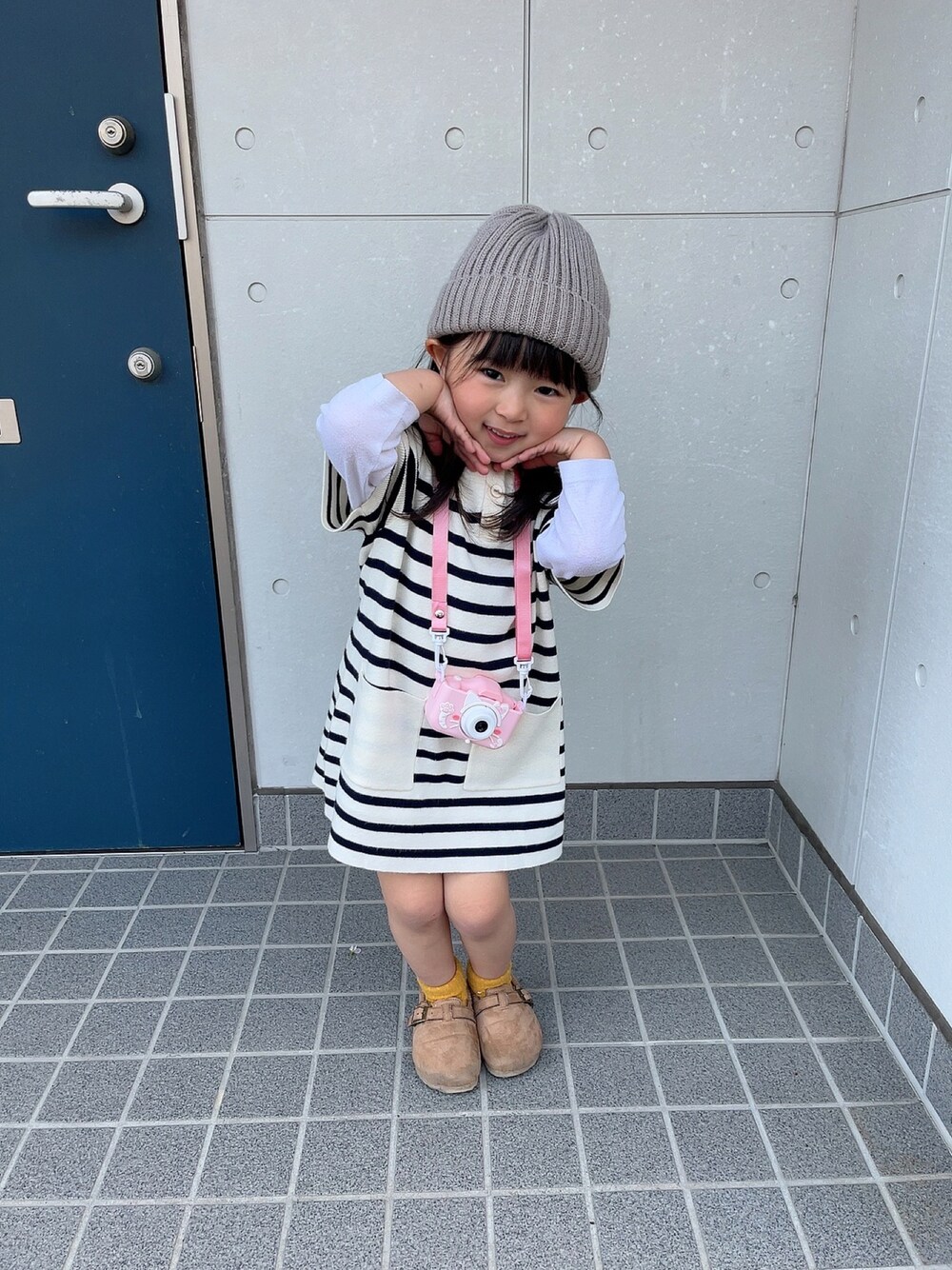 「おんなのこコーデ、女の子ファッション、春服みてみて、カラーソックス、kids、おんなのこ」｜「しまむらのアイテム（ニットキャップ/ビーニー、グレー系）」を使った、rihoさん（キッズ・80cm）の春コーディネートの1枚目の写真