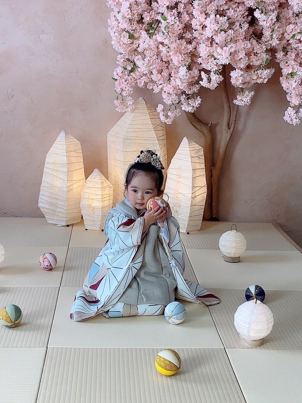 「七五三、着物女子、2歳8ヶ月、七五三撮影、子ども着物、未来のWEARISTAプロジェクト」｜「eggfilmのスタジオeggfilm（着物、ホワイト系）」を使った、rihoさん（キッズ・80cm）の秋コーディネートの1枚目の写真
