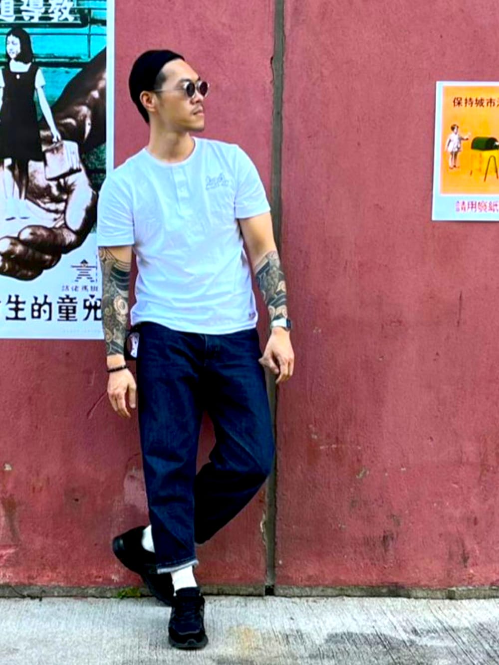 「Sunglasses、snow peak、henley neck、利工民、disney、MUJI Labo、New Balance、920、MADE IN ENGLAND」｜「利工民のアイテム（シャツ/ブラウス、ホワイト系）」を使った、Fung Chanさん（メンズ・177cm）の秋コーディネートの1枚目の写真