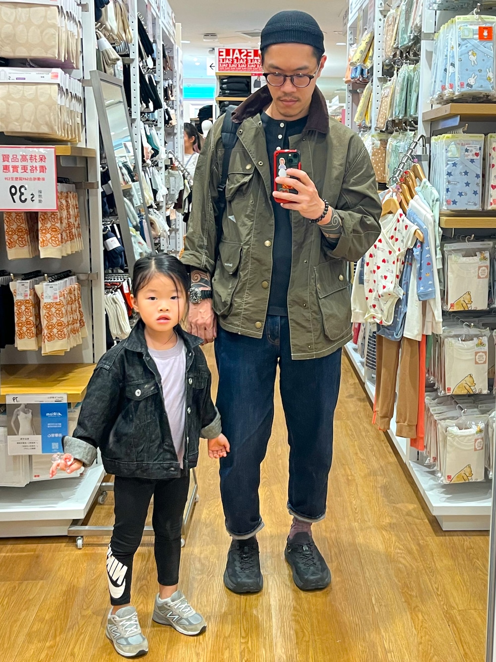 「親子コーデ、andwander、barbour、MUJI、MUJI Labo、New Balance、990、HOKAONEONE、jeans、snow peak、秋コーデ」｜「and wanderのアイテム（ナイロンジャケット、グリーン系）」を使った、Fung Chanさん（メンズ・177cm）の秋コーディネートの1枚目の写真
