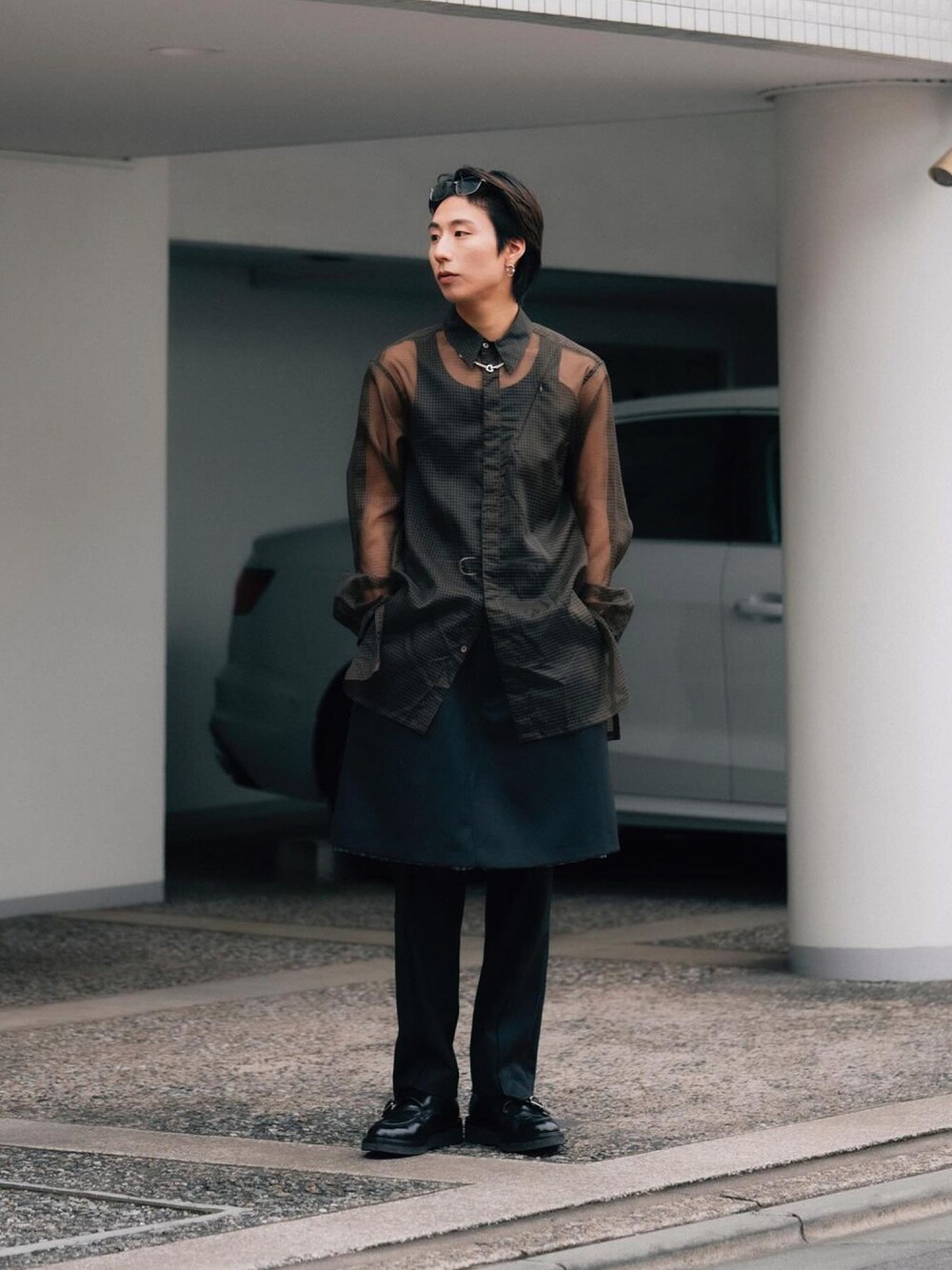 ブラック系のシャツ/ブラウス、ブラック系のパンツ、ブラック系のスラックスを着用したメンズの春コーディネートの1枚目の写真