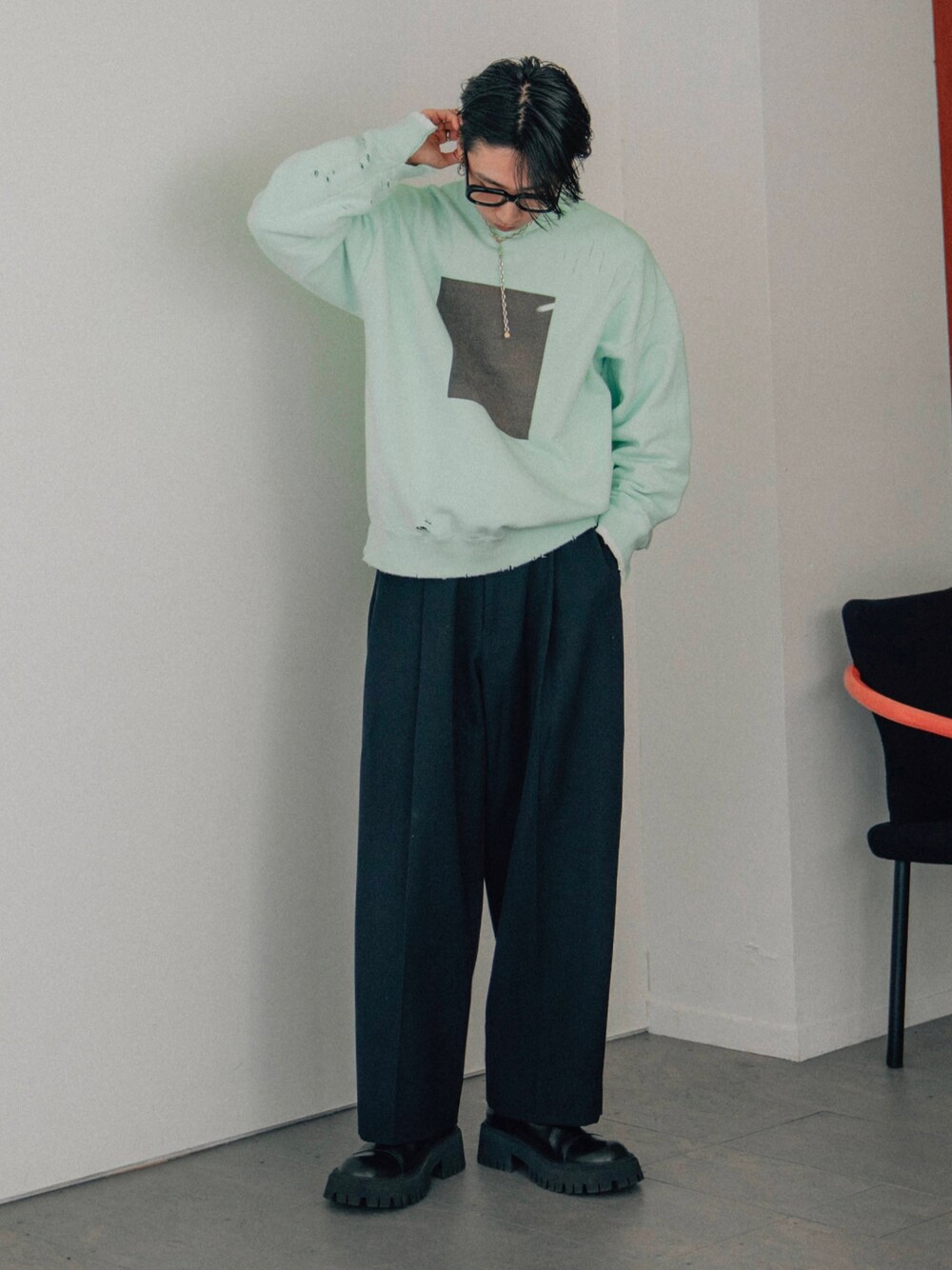 「春服、シンプル、大人コーデ、大人カジュアル、ワイドパンツ、ビックシルエット、革靴、スラックス、メガネ男子、休日コーデ、スウェット、グリーン、ブラック」｜「steinのアイテム（スウェット、グリーン系）」を使った、kanayamataiseiさん（メンズ・177cm）の春コーディネートの1枚目の写真