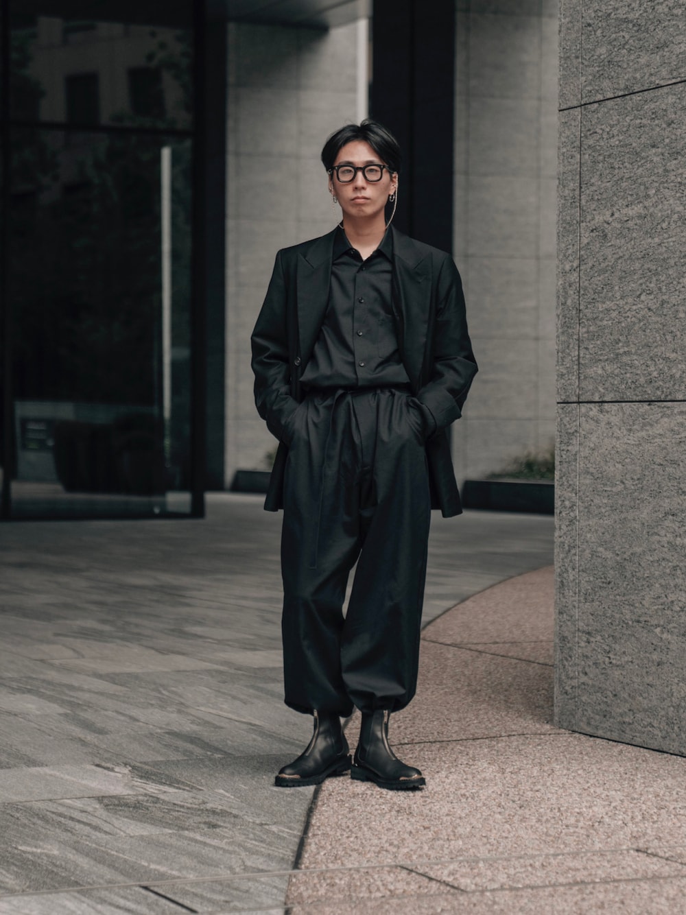 「だから秋服が好き、秋コーデ、秋服、黒、モノトーン、テーラードジャケット、ジャンプスーツ、ブーツ、オールブラック、めがね」｜「steinのアイテム（つなぎ/オールインワン、ブラック系）」を使った、kanayamataiseiさん（メンズ・177cm）の秋コーディネートの1枚目の写真