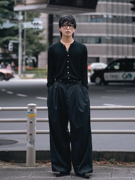 「SUBLATIONS（サブレーションズ）のアイテム（スラックス、ブラック系）」を使った、kanayamataiseiさん（メンズ・178cm）の春コーディネート