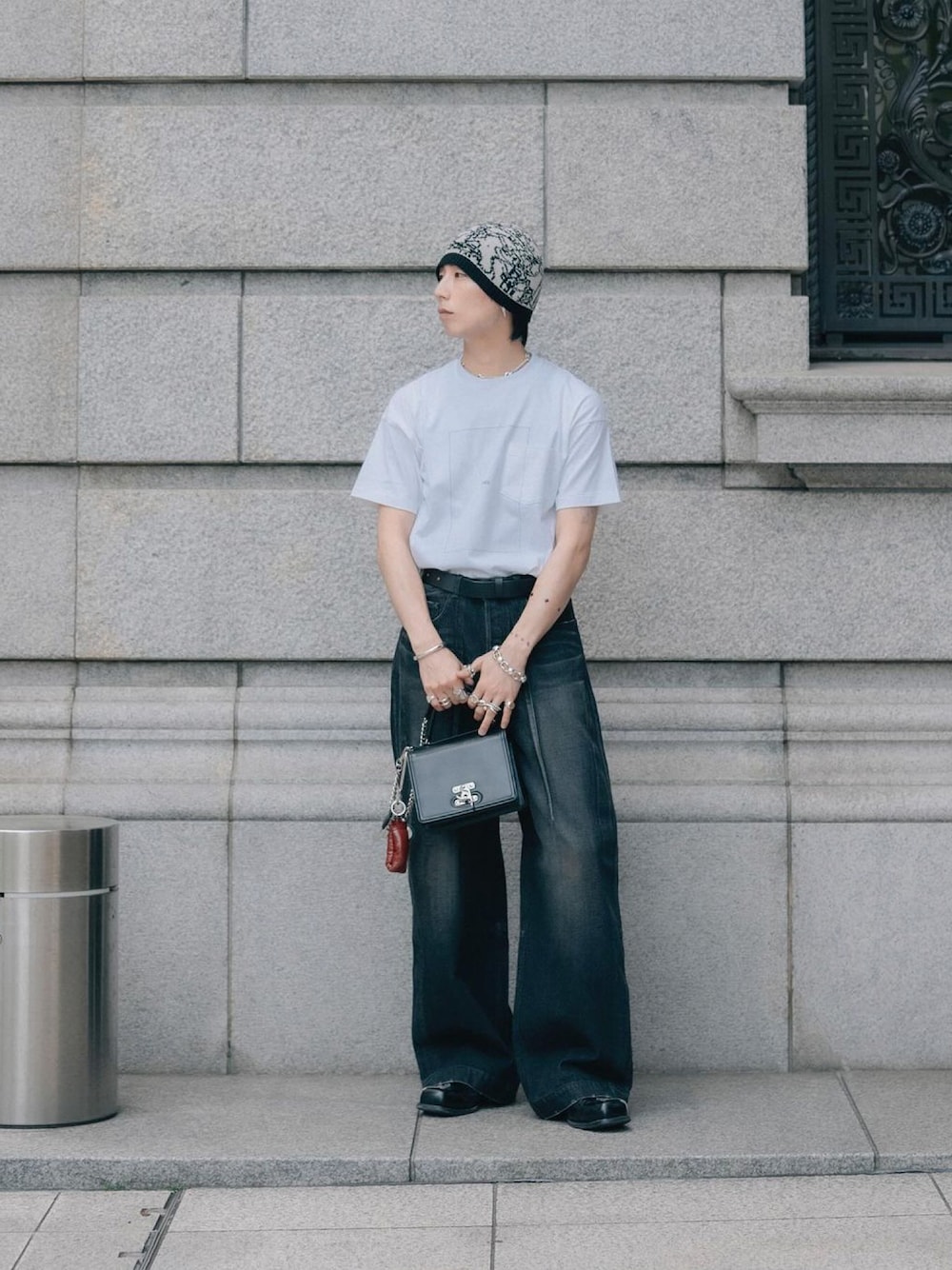 「ニット帽、Tシャツ、Tシャツ×デニム、グラフィックＴ、デニム、デニムパンツ、デニムコーデ、革靴、ドレスシューズ、ハンドバッグ、シンプルコーデ、大人カジュアル、プリントT、白Tシャツ、ミニバッグ」｜「SERAPISのアイテム（ニットキャップ/ビーニー、ホワイト系）」を使った、kanayamataiseiさん（メンズ・177cm）の春コーディネートの1枚目の写真