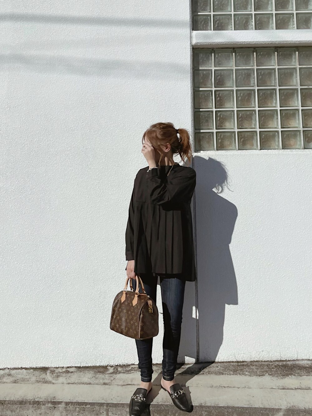 ブラウン系のボストンバッグ、ブラック系のシャツ/ブラウス、その他のその他を着用したレディースの秋コーディネートの1枚目の写真