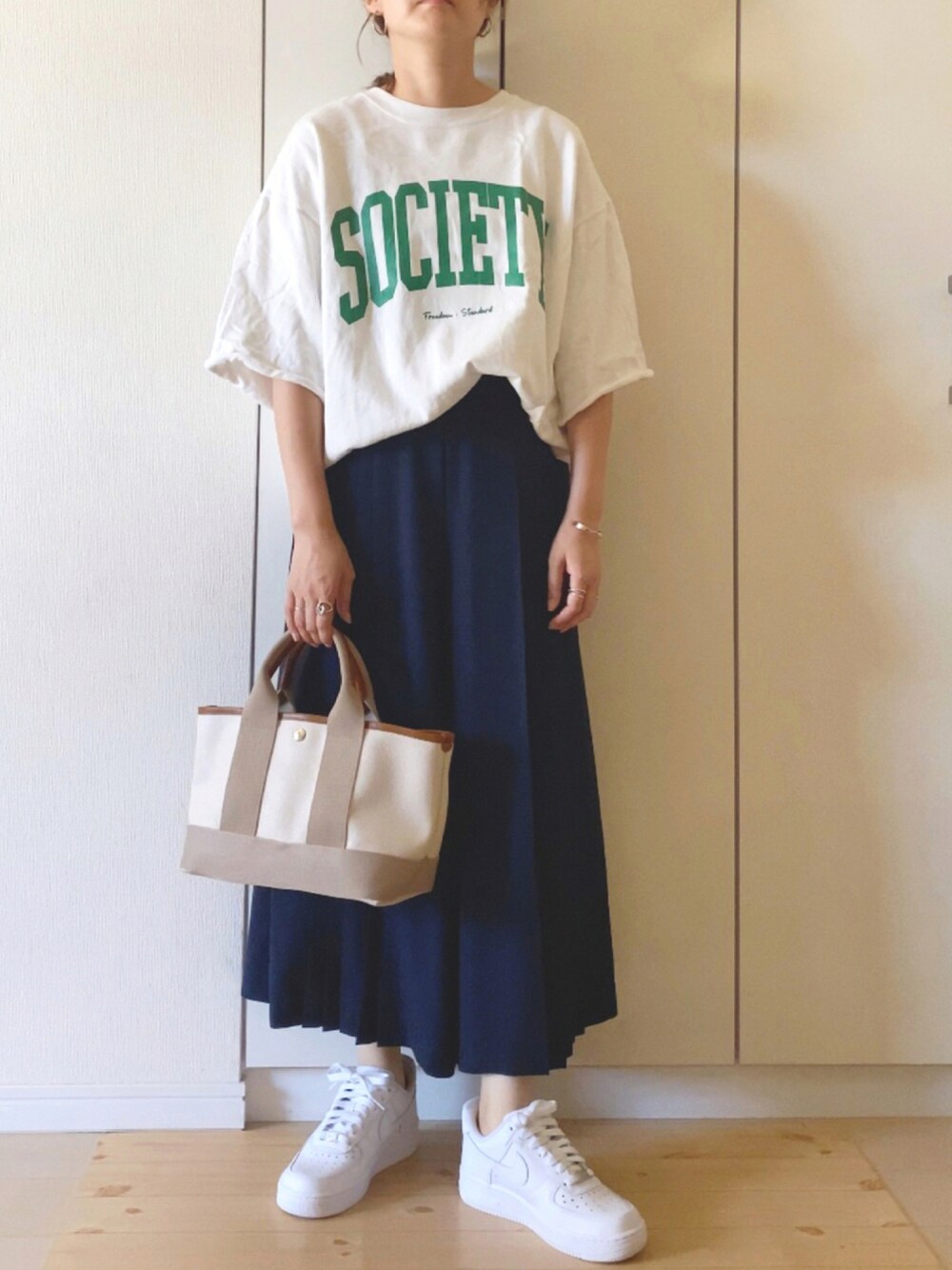「パンツスタイル、MK MICHEL KLEIN、MKミッシェルクラン、プリーツパンツ、ワイドパンツ、ガウチョパンツ、スウェット、ロゴスウェット、エアフォースワン、NIKE、白スニーカー、秋のコーデ、オトナカジュアル」｜「BEAUTY&YOUTH UNITED ARROWSの【WEB限定】by レタード ライト スウェット ハーフスリーブ（Tシャツ/カットソー、ホワイト系）」を使った、NAnaさん（レディース・158cm）の夏コーディネートの1枚目の写真
