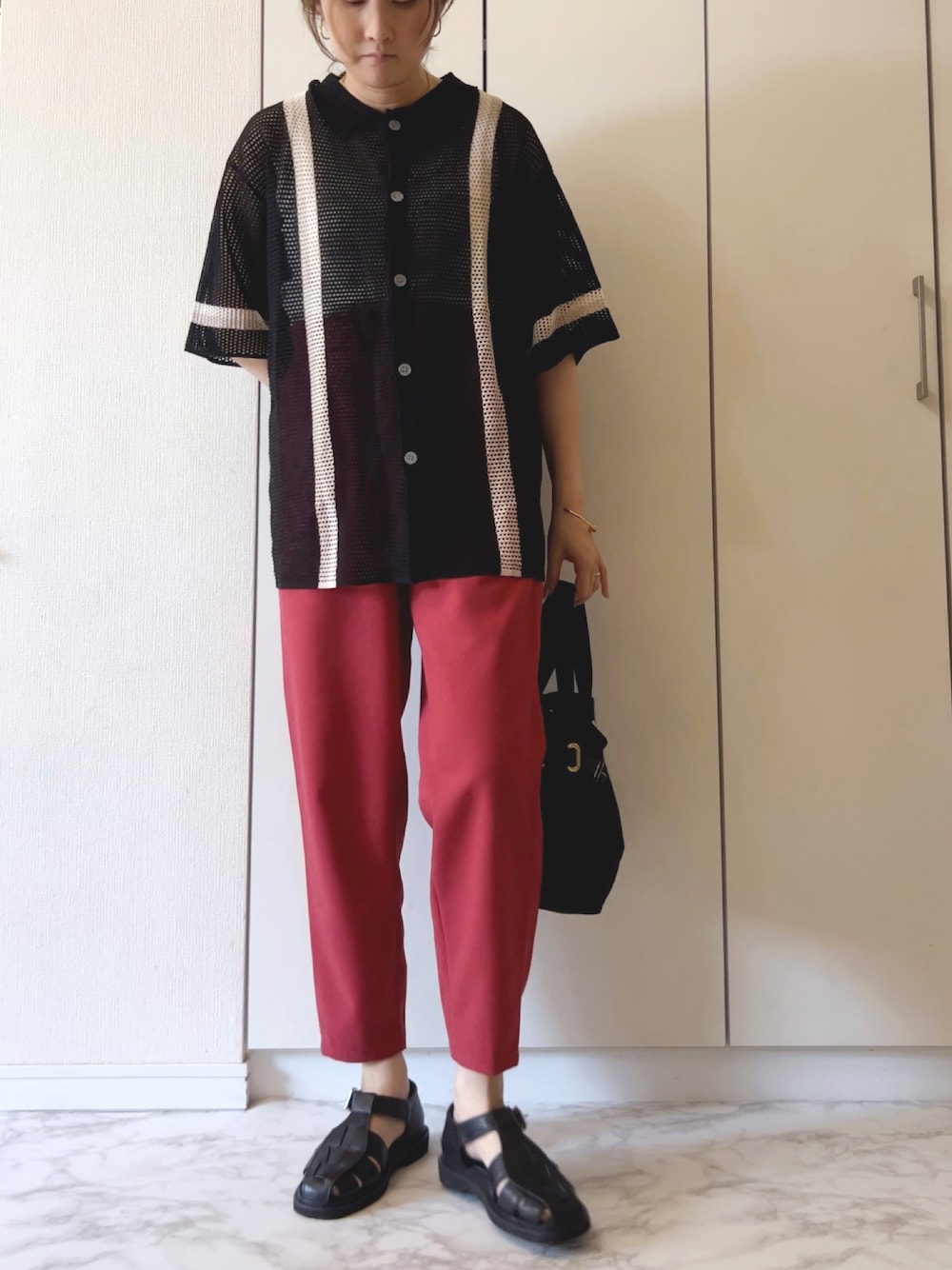 「letempsriche、ルタンリッシュ、ルタン女子、赤×黒、カラーパンツ、シャツスタイル、メッシュ、プチプラ、ママコーデ、グルカサンダル、お出かけコーデ日記、休日スタイル、リラックススタイル、オトナカジュアル」｜「DISCOATのメッシュニットラインシャツカーディガン（カーディガン/ボレロ、ブラック系）」を使った、NAnaさん（レディース・158cm）の春コーディネートの1枚目の写真