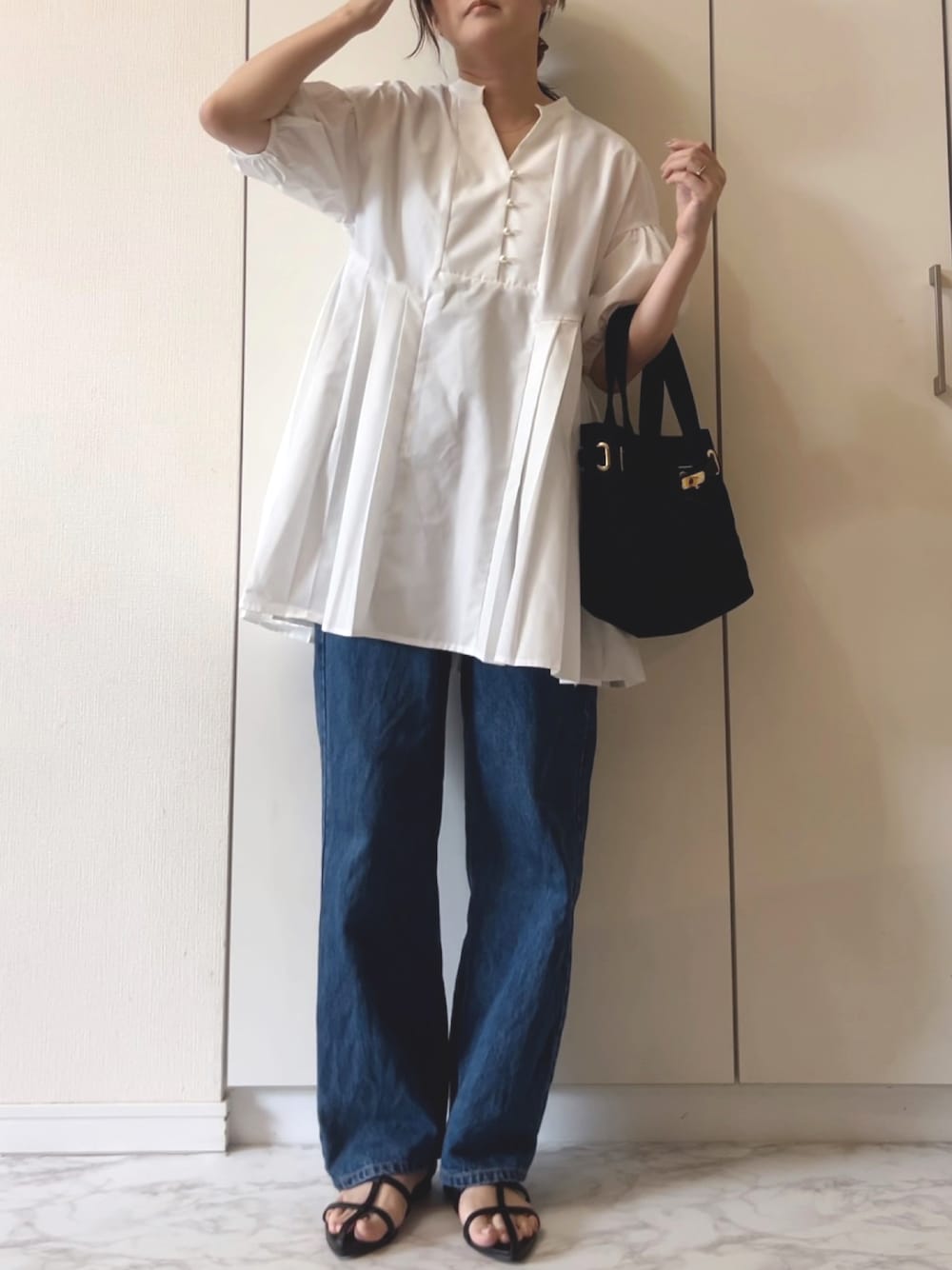 「このスタイルがお気に入り、Emmataylor、styledoor、PR、きれいめカジュアル、ブラウス、プリーツ、デニムパンツ、ママコーデ、サンダル、オトナカワイイ、夏服コーデ、大人コーデ」｜「Emma Taylorのパール釦サイドプリーツブラウス（シャツ/ブラウス、ホワイト系）」を使った、NAnaさん（レディース・158cm）の夏コーディネートの1枚目の写真