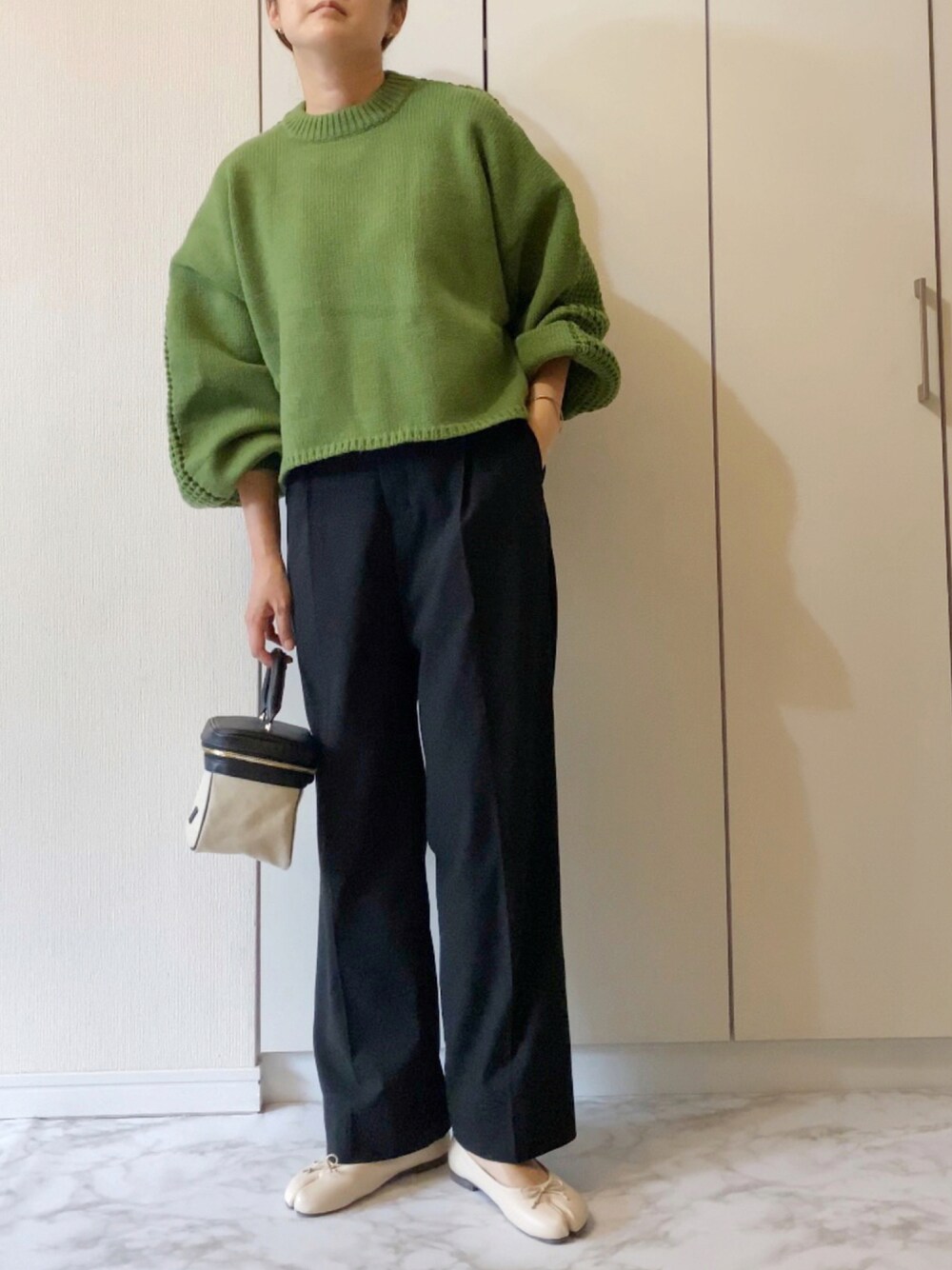 「ニット、グリーン、スラックス、カラーニット、ワイドパンツ、ショートニット、ママコーデ、秋コーデ、スクエアバッグ、MK MICHEL KLEIN、ボリューム袖、足袋バレエ、MKミッシェルクラン、だから秋服が好き」｜「select MOCAの2021 AW twoface(ツーフェイス)ショートニット（ニット/セーター、グリーン系）」を使った、NAnaさん（レディース・158cm）の秋コーディネートの1枚目の写真