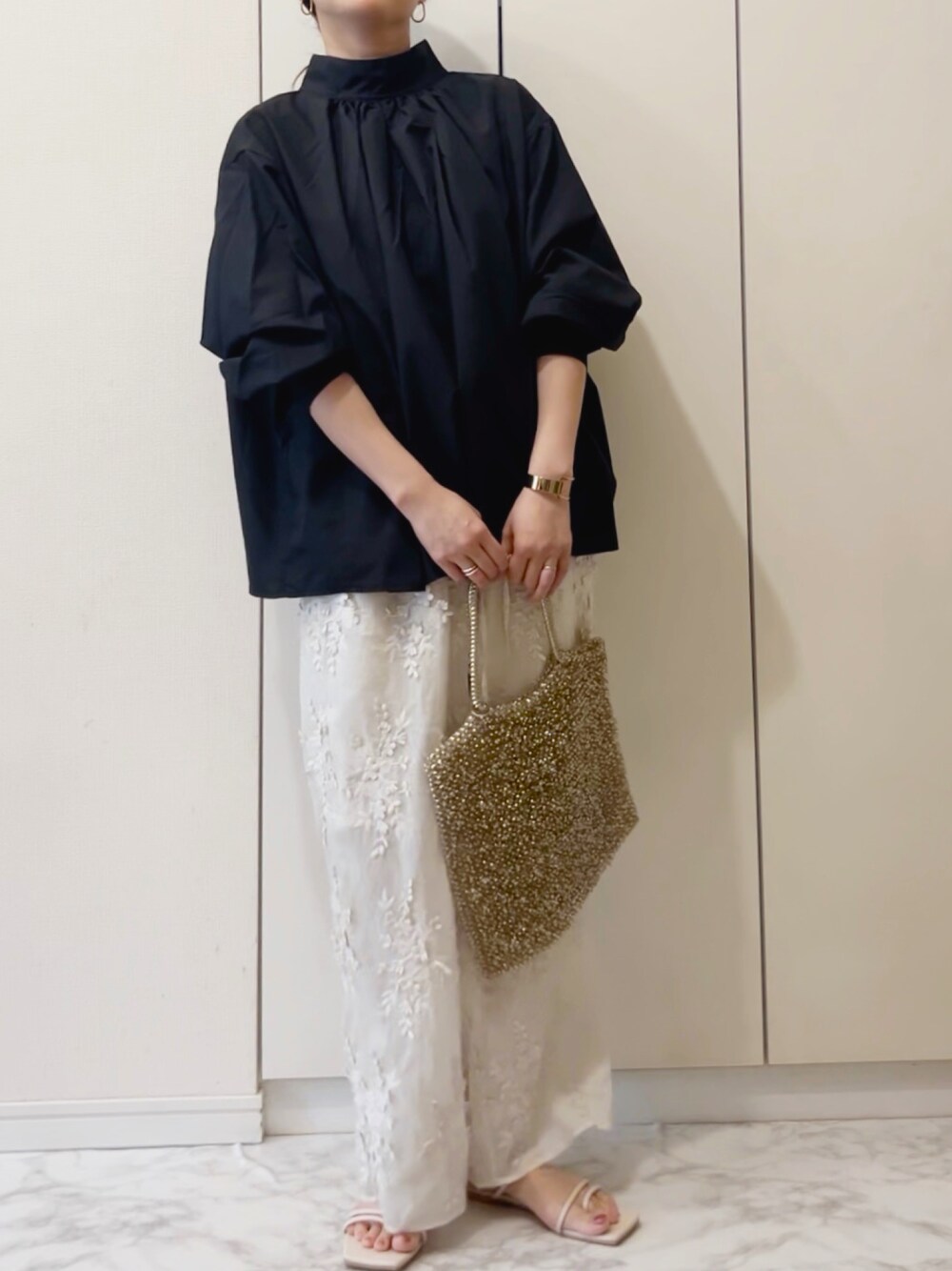 ブラック系のシャツ/ブラウス、ホワイト系のその他パンツ、シルバー系のバッグを着用したレディースの春コーディネートの1枚目の写真