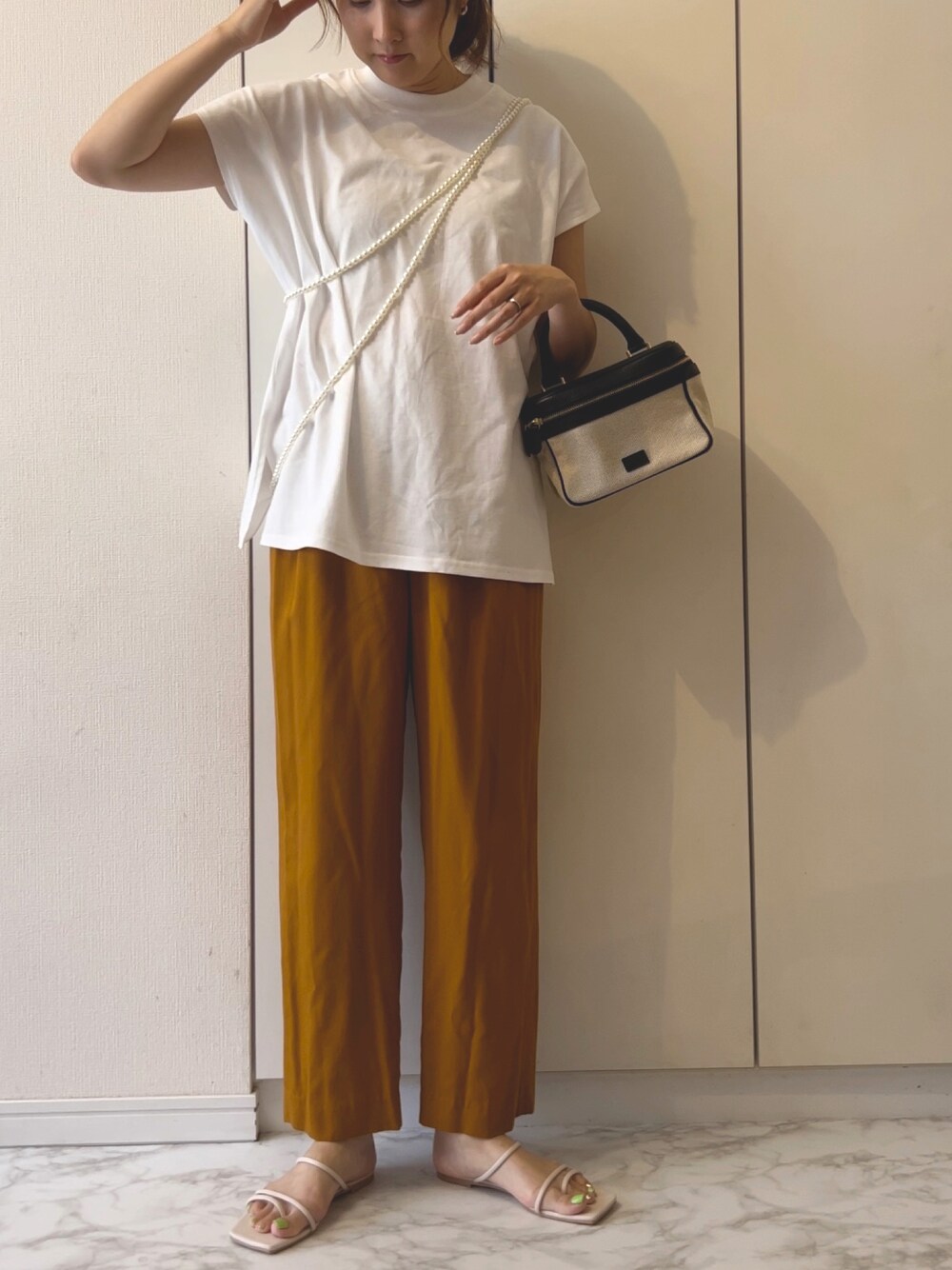 「大人カジュアル、Emmataylor、styledoor、きれいめカジュアル、パール、着回しコーデ、ママコーデ、サンダル、カラーパンツ、シンプルコーデ」｜「Emma Taylorのロングパール付きカットソー（Tシャツ/カットソー、ホワイト系）」を使った、NAnaさん（レディース・158cm）の夏コーディネートの1枚目の写真