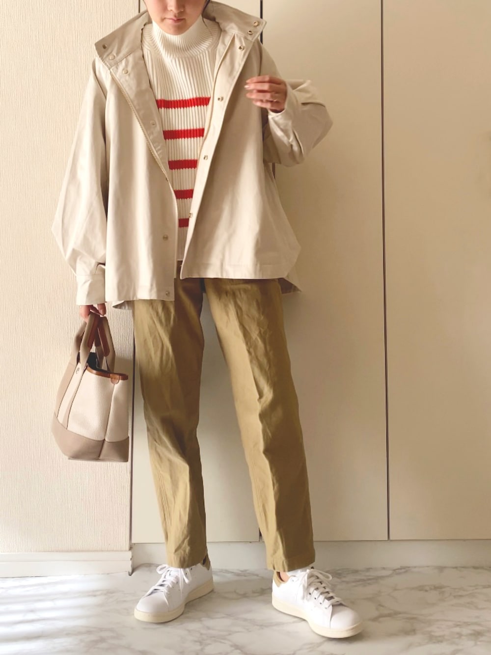「今日のコーデ、マウンテンパーカー、Emmataylor、styledoor、オトナ女子、ボーダー、ベイカーパンツ、チノパン、春、ママコーデ、着回しコーデ、白スニーカー」｜「Emma Taylorの【2022撥水防汚加工・花粉ガード】3WAYフレアーマウンテンパーカー（マウンテンパーカー、ベージュ系）」を使った、NAnaさん（レディース・158cm）の冬コーディネートの1枚目の写真