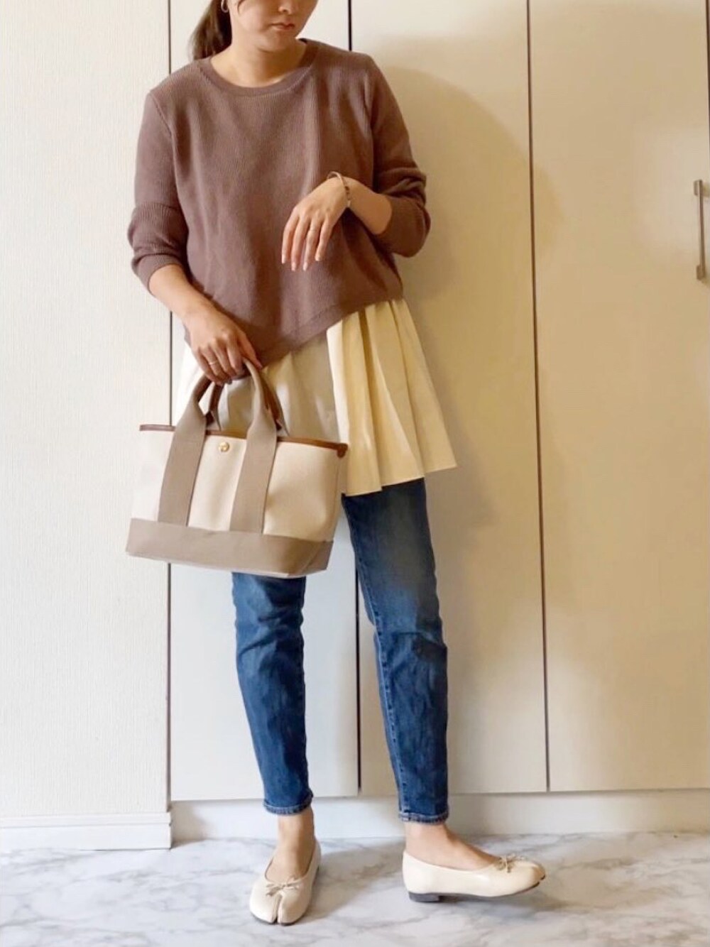 「レイヤードスタイル、大人カジュアル、休日スタイル、デニムパンツ、パンツスタイル、プチプラコーデ、秋服、ママコーデ、オトナカジュアル、reca、レカ(reca)、秋服準備はじめました」｜「recaのアンバランスフレアヘムニット（ニット/セーター、ブラウン系）」を使った、NAnaさん（レディース・158cm）の秋コーディネートの1枚目の写真