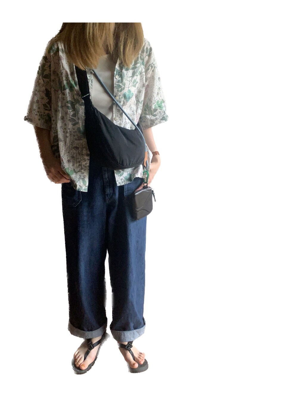 「柄シャツ、シャツスタイル、デニムパンツ、デニムコーデ、パンツスタイル、トングサンダル、スポーツサンダル、スポサン、お出かけコーデ、カジュアルコーデ、夏コーデ、ボタニカル柄、ワイドデニム、ワイドパンツ、シャツコーデ」｜「UNIQLOのアイテム（ショルダーバッグ、ブラック系）」を使った、ハルさん（レディース・158cm）の夏コーディネートの1枚目の写真