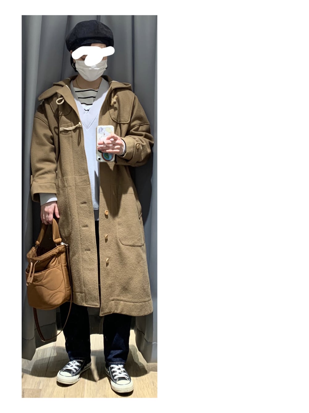 「カジュアルコーデ、オトナカジュアル、スニーカー、コンバース、ボーダートップス、デニムパンツ、ベレー帽、ダッフルコート、スウェット、Vネック、ハイカットスニーカー、キルティング、ボーダー、レイヤードスタイル、カジュアル」｜「CANICHEのアイテム（ハンチング/ベレー帽、ブラック系）」を使った、ハルさん（レディース・158cm）の冬コーディネートの1枚目の写真