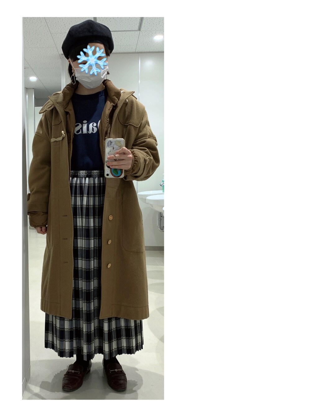 「オトナカジュアル、カジュアルコーデ、スカート、ダッフルコート、ベレー帽、ロゴ、ロゴニット、プリーツスカート、チェックスカート、ローファー、ビットローファー、キルティング、キルティングジャケット、ダウンジャケット、ロングスカート」｜「CANICHEのアイテム（ハンチング/ベレー帽、ブラック系）」を使った、ハルさん（レディース・158cm）の冬コーディネートの1枚目の写真
