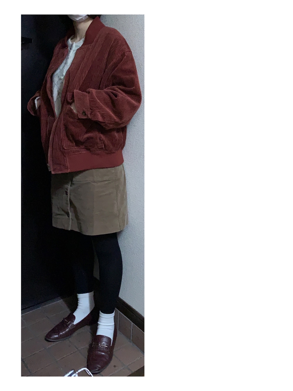 レッド系のジャケット/アウター、ホワイト系のニット/セーター、ベージュ系のスカートを着用したレディースの冬コーディネートの1枚目の写真