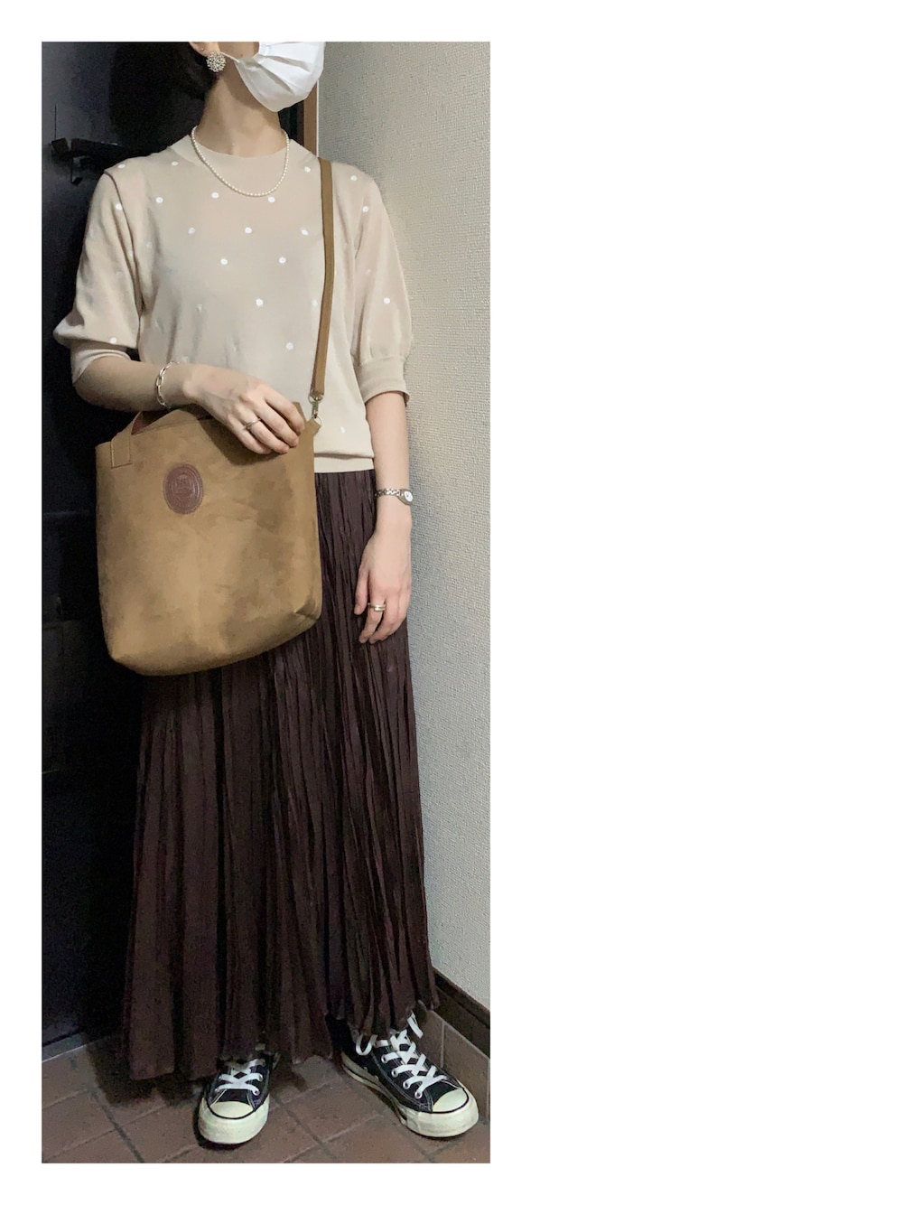 ベージュ系のニット/セーター、ブラウン系のトートバッグ、ブラウン系のスカートを着用したレディースの秋コーディネートの1枚目の写真