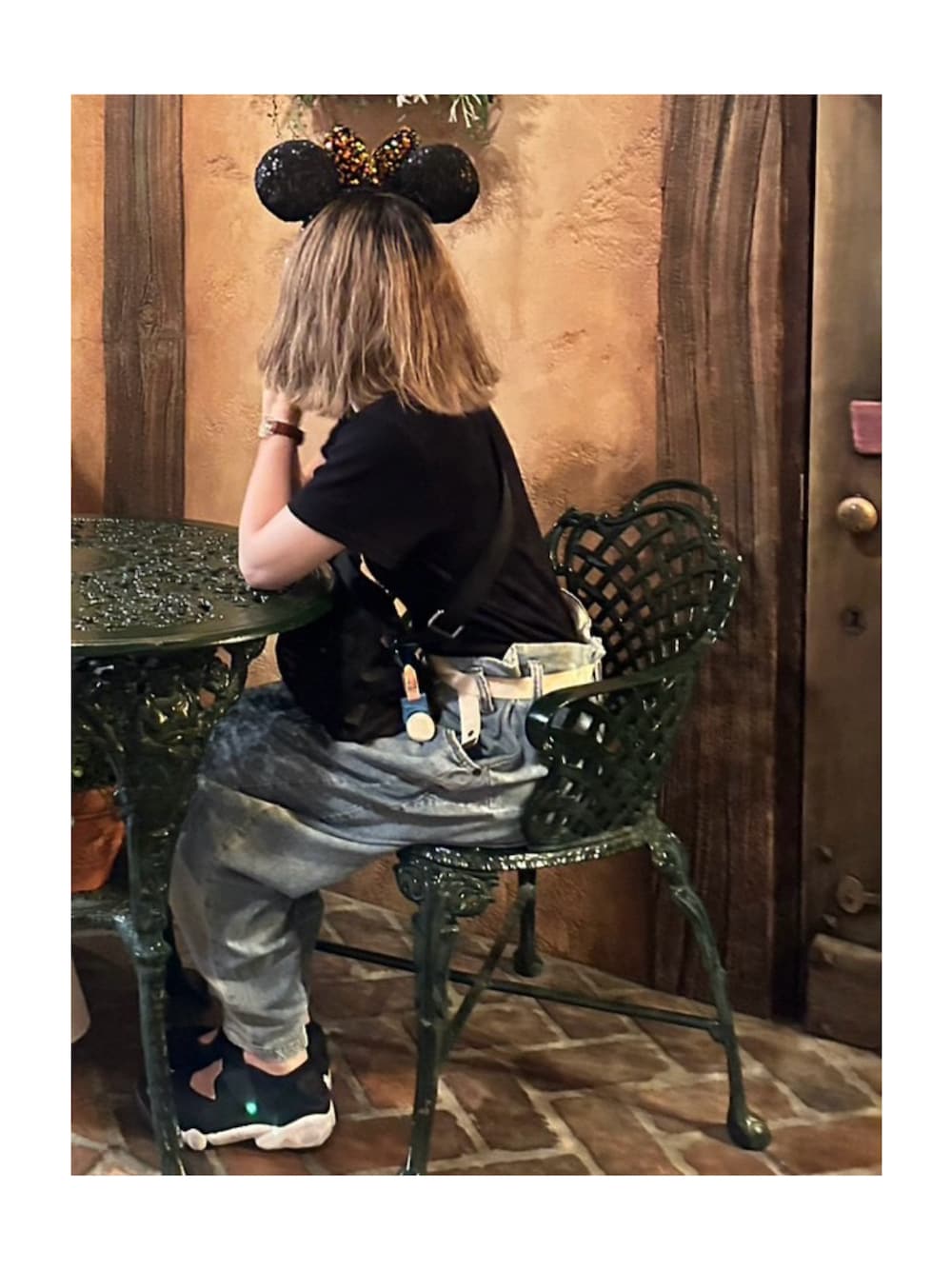 「ディズニーコーデ、デニムパンツ、デニムコーデ、エアリフト、ナイキスニーカー、NIKE、カジュアルコーデ、パンツスタイル、ワイドパンツ、シンプルコーデ、夏コーデ、半袖Ｔシャツ、デニム、ラクチンコーデ、パンツコーデ」｜「cepoのマルチボーダーリブＴシャツ（Tシャツ/カットソー、ブラック系）」を使った、ハルさん（レディース・158cm）の春コーディネートの1枚目の写真