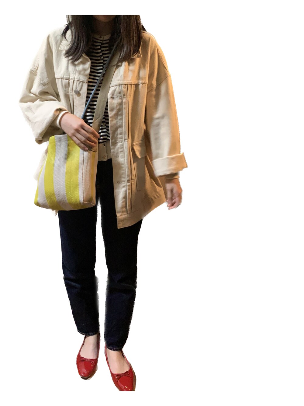 ホワイト系のデニムジャケット、ホワイト系のニット/セーター、イエロー系のショルダーバッグを着用したレディースの夏コーディネートの1枚目の写真