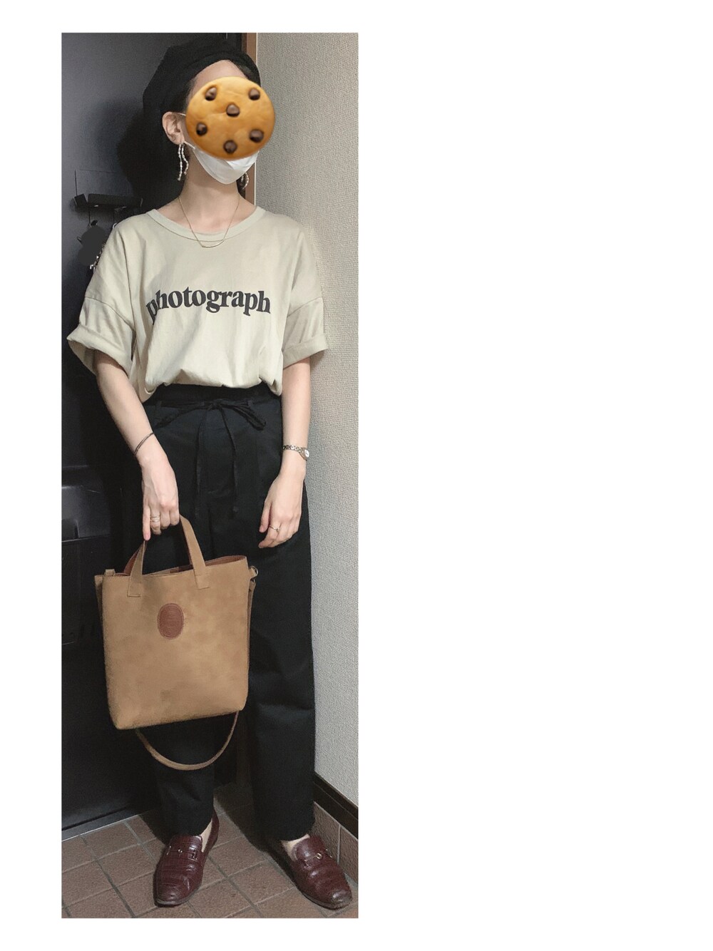 「大人カジュアル、秋カラー、パンツスタイル、カジュアル、秋のコーデ、黒、ベージュ、ロゴT、ベレー帽、ローファー、ビットローファー、ハイウエストパンツ、スウェード、トートバッグ、秋服準備はじめました」｜「tribeccaのアイテム（Tシャツ/カットソー、ベージュ系）」を使った、ハルさん（レディース・158cm）の秋コーディネートの1枚目の写真
