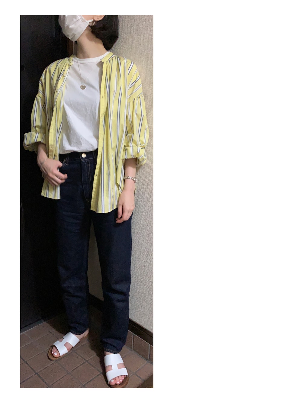 「春夏コーデ、パンツスタイル、カジュアルコーデ、ストライプシャツ、ラクチンコーデ、シャツスタイル、白Tシャツ、デニムパンツ、デニムコーデ、サンダル、イエロー、イエローコーデ、春カラー、初夏コーデ、ストライプ」｜「tricot tricotのアイテム（Tシャツ/カットソー、ホワイト系）」を使った、ハルさん（レディース・158cm）の春コーディネートの1枚目の写真