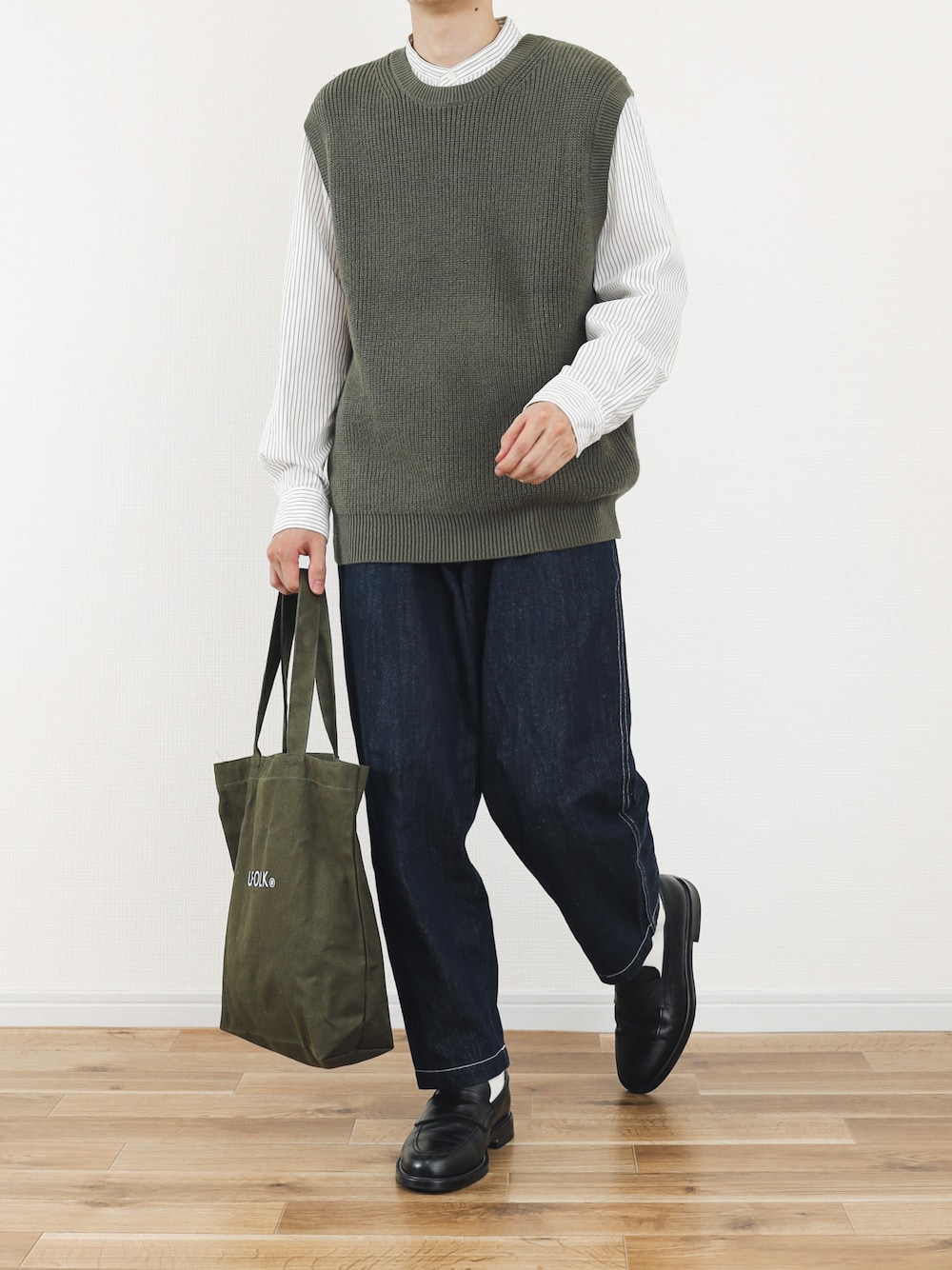「ニットベスト、カーキパンツ、秋ルック紹介するよ、デニムパンツ、ローファー、クラシカル、ノーカラーシャツ、UNIQLO、ユニクロ、ユニクロコーデ、プチプラ、デニム、ベスト、ゆるコーデ」｜「UNIQLOのアイテム（ベスト、グリーン系）」を使った、SHOTA / しょうたさん（メンズ・165cm）の秋コーディネートの1枚目の写真