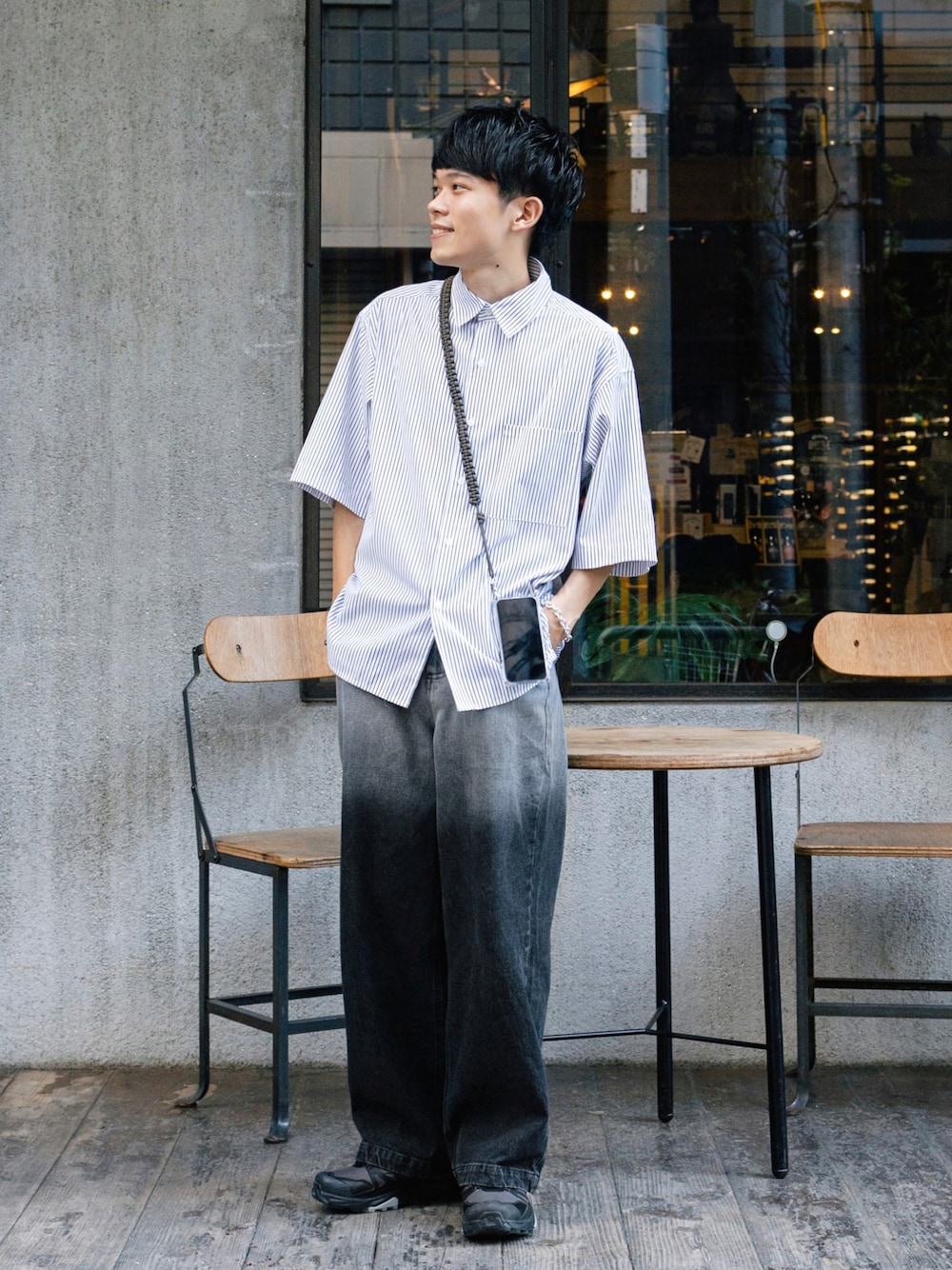 ホワイト系のシャツ/ブラウス、ブラック系のデニムパンツを着用したメンズの秋コーディネートの1枚目の写真