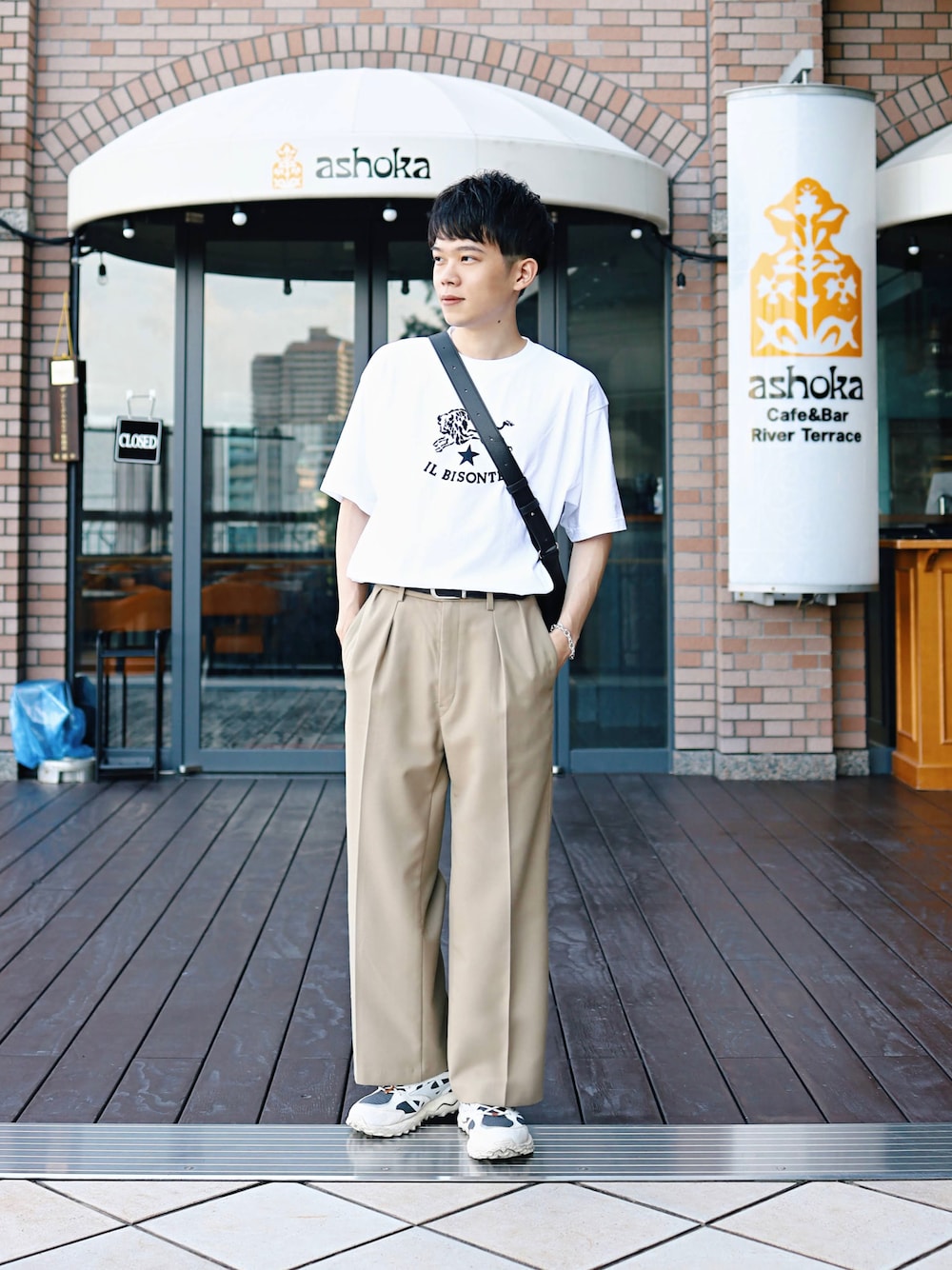 「ロゴT、イルビゾンテ、IL BISONTE、スラックス、UNIQLO U、スニーカーコーデ、タックイン、夏コーデ、フェスコーデ、夏だ！Tシャツ着よう！、レイヤードスタイル、大人カジュアル、夏、初夏コーデ」｜「IL BISONTEのIL BISONTE / LOGO T（Tシャツ/カットソー、ホワイト系）」を使った、SHOTA / しょうたさん（メンズ・165cm）の夏コーディネートの1枚目の写真