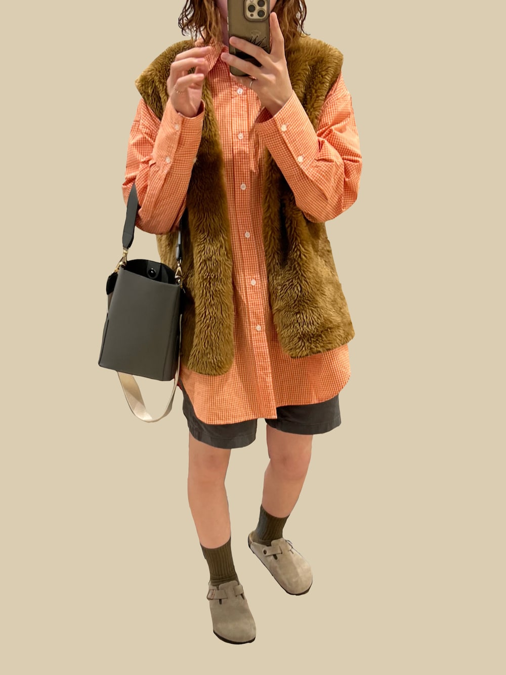 「秋服まるっと大公開、秋のコーデ、お出かけコーデ、秋冬コーデ、大人カジュアル、シンプルコーデ、大人かわいい、骨格ストレート、レイヤードスタイル、ファーベスト、シャツスタイル、ビルケンシュトック、靴下、ミニバッグ、おしゃれさんと繋がりたい」｜「RANDEBOOのRenewal petit bucket bag（ショルダーバッグ、グレー系）」を使った、anco.98さん（レディース・168cm）の秋コーディネートの1枚目の写真