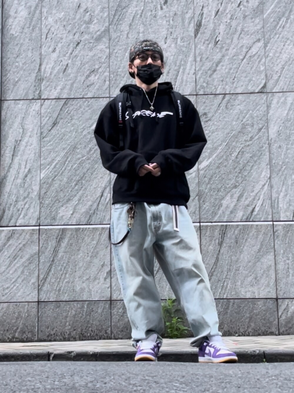 Supreme のパーカーを使った「大人ストリート」の人気ファッション
