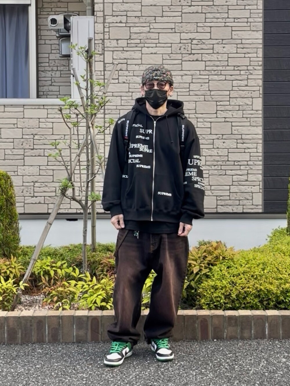 Supreme のパーカーを使った「春夏コーデ」の人気ファッション