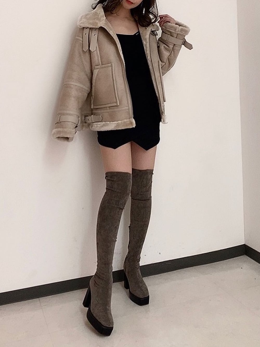 「ENVYM、envym_staff、ENVYMコーデ、envym_hiroshima、広島パルコ、秋冬コーデ、おしゃれさんと繋がりたい、秋トレンド2021、ニーハイブーツ、ボンバージャケット、アウター」｜「ENVYMのタンクヒールニーハイブーツ（ブーツ、グレー系）」を使った、ENVYM_ERIKAさん（レディース・160cm）の秋コーディネートの1枚目の写真