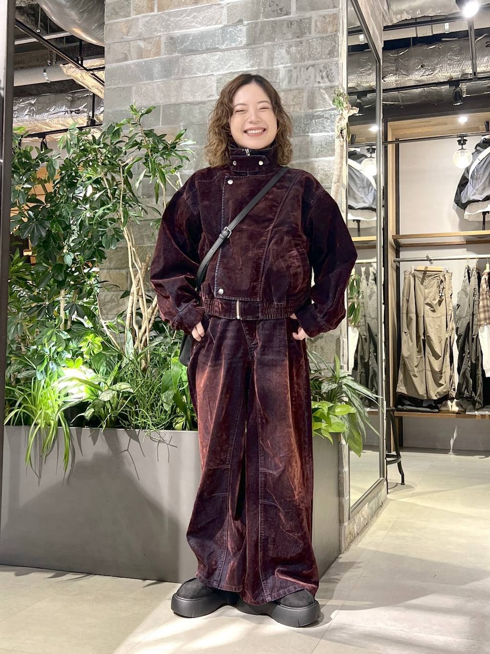 ブラック系のブーツ、レッド系のデニムパンツ、レッド系のデニムジャケットを着用したレディースの秋コーディネートの1枚目の写真