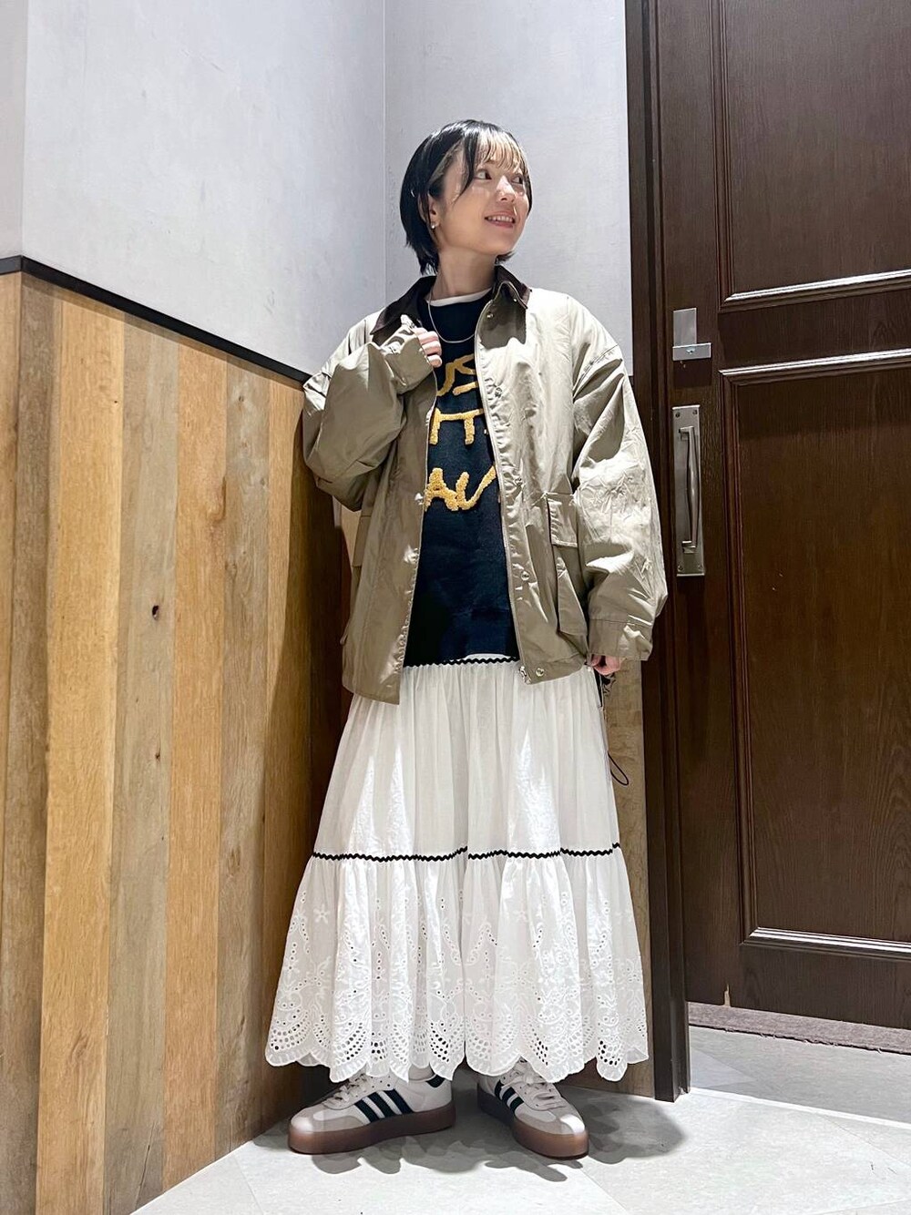 「体型カバー、カジュアル、若見え、ユニセックス、ジャケット、スカート、ママコーデ、楽ちんコーデ、ウォッシャブル」｜「RAGEBLUEの2WAYスタンドカラーハンティングジャケット（ミリタリージャケット、ベージュ系）」を使った、ミンチャンさん（レディース・155cm）の秋コーディネートの1枚目の写真