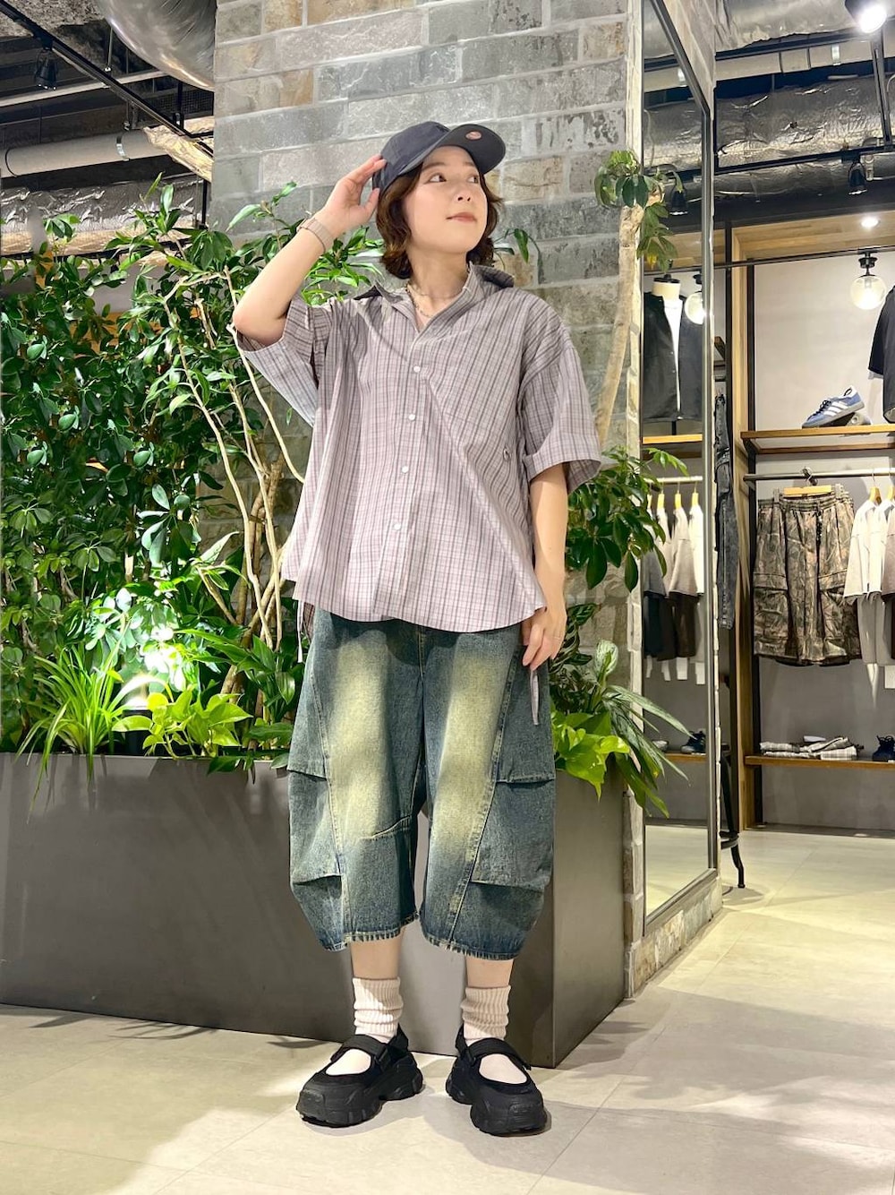 ブルー系のデニムパンツ、ブラック系のサンダル、グレー系のシャツ/ブラウスを着用したレディースの夏コーディネートの1枚目の写真