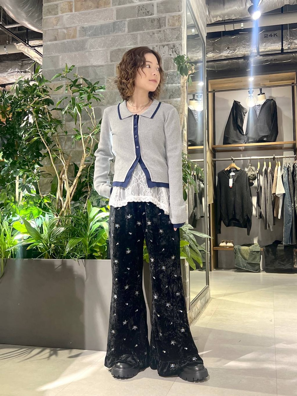 ホワイト系のTシャツ/カットソー、グレー系のカーディガン/ボレロ、ブラック系のその他パンツを着用したレディースの秋コーディネートの1枚目の写真