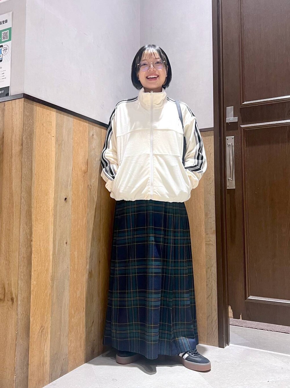 「体型カバー、カジュアル、若見え、ゆったり、ユニセックス、スポーツミックス、スカート、秋コーデ、ママコーデ、楽ちんコーデ」｜「RAGEBLUEのサイドライン/ベロアトラックジャケット（ブルゾン、ホワイト系）」を使った、ミンチャンさん（レディース・155cm）の秋コーディネートの1枚目の写真